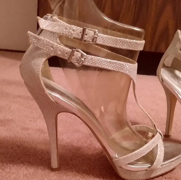 Silver heels - Picture 6 of 8